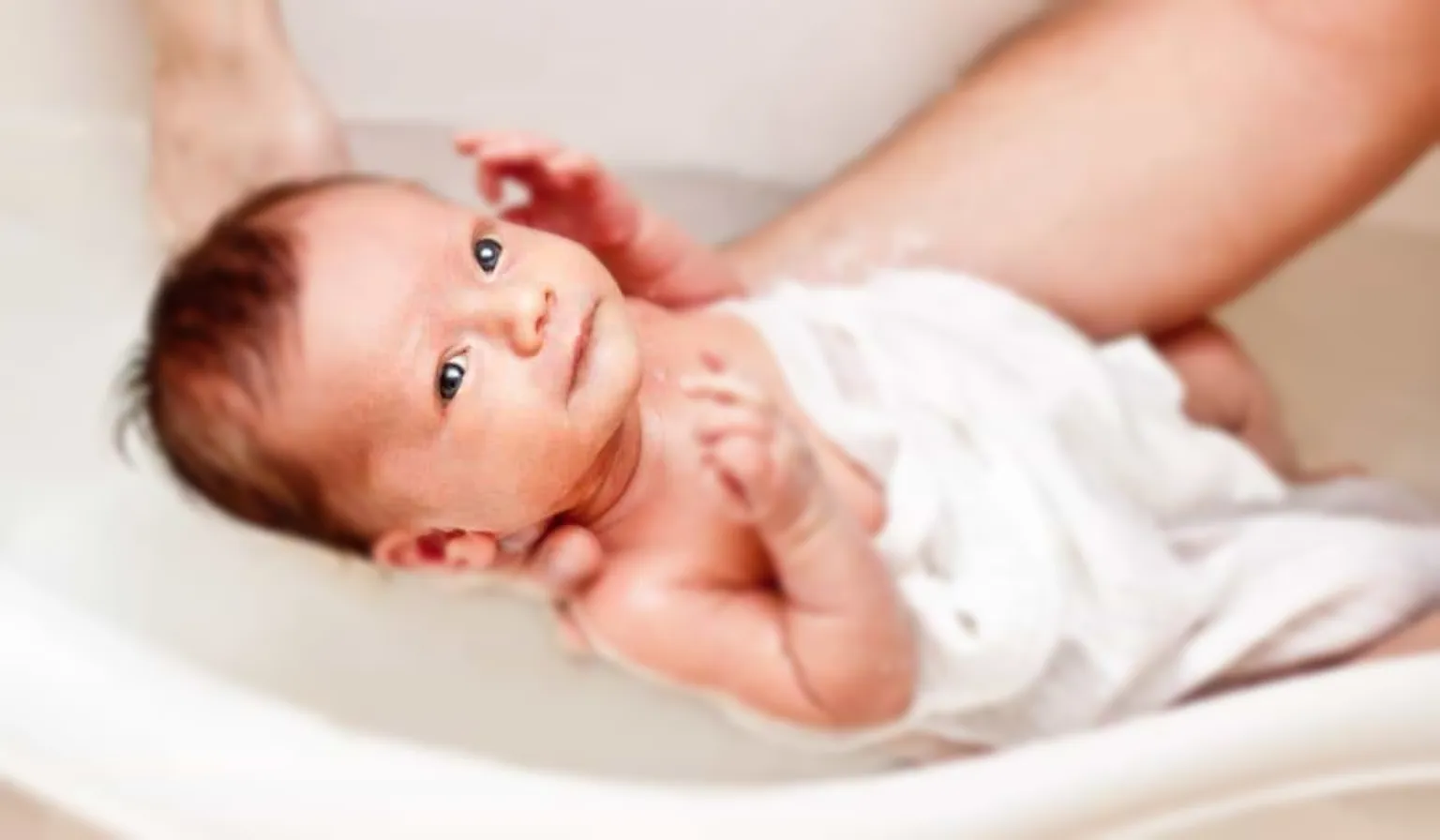 Bain enveloppé bébé